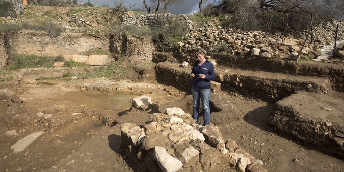 L'archéologue Anna Ririkh au milieu du site du temple et de l'autel dédiés à des rites religieux présumés idolâtres, pratiqués il y a plus de 3000 ans (26/12/2012)
 (Menahem Kahana / AFP)