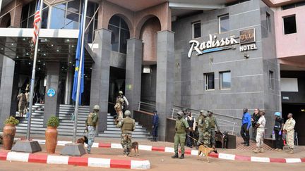 &nbsp; (L'entrée de l'hôtel Radisson, à Bamako, après la prise d'otages. © Maxppp)