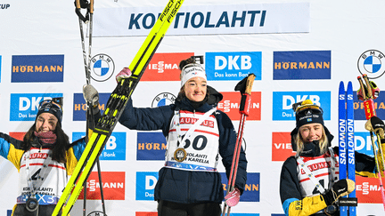 La Française Lou Jeanmonnot sur la plus haute marche du podium, à Kontiolahti (Finlande), après sa jolie victoire sur l'individuel court, le 4 décembre 2024. (MAXPPP)