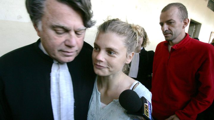 Emilie Lelouch et Eric Breteau (en rouge), ici en 2007 &agrave; N'Djamena (Tchad),&nbsp;ont &eacute;t&eacute; d&eacute;fendus par l'avocat&nbsp;Gilbert Collard (&agrave; g.) au d&eacute;but de l'affaire. (MAXPPP)