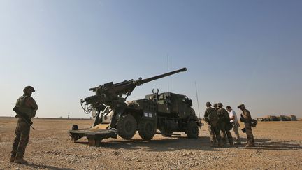 Des soldats français combattent le groupe Etat islamique près de Mossoul, en Irak, le 31 octobre 2016. (AHMAD AL-RUBAYE / AFP)