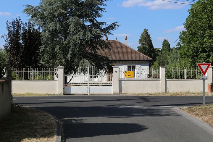 Une pancarte "à vendre" sur la clôture d'une maison près du futur centre de déradicalisation de Pontourny à Beaumont-en-Véron (Indre-et-Loire), le 31 août 2016. (BENOIT ZAGDOUN / FRANCEINFO)