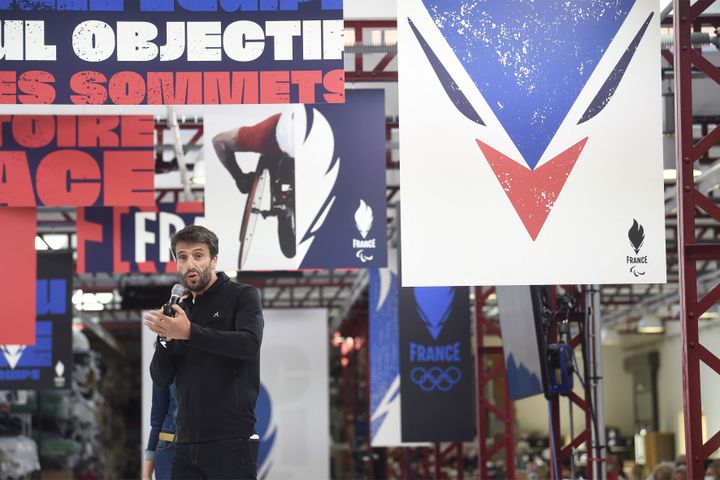 Le président de Paris 2024, Tony Estanguet, prononce un discours lors de la révélation de l'identité de l'équipe de France dans l'usine du Coq Sportif, cent jours avant les Jeux olympiques et paralympiques d'hiver de Pékin 2022, à Romilly-sur-Seine, le 4 octobre 2021.&nbsp; (HERVIO JEAN-MARIE / KMSP / AFP)