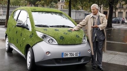 L'industriel Vincent Bollor&eacute; pr&eacute;sente une de ses neuf Autolib customis&eacute;es, le 8 octobre 2014 &agrave; Paris. (PATRICK KOVARIK / AFP)