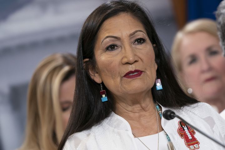 La démocrate Deb Haaland lors d'une conférence de presse au Capitole, à Washington (Etats-Unis), le 4 février 2020. (ALEX EDELMAN / GETTY IMAGES NORTH AMERICA / AFP)