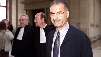 Le juge Albert L&eacute;vy, ici le 29 septembre 2000 au tribunal de Paris lors du proc&egrave;s des magistrats Georges Fenech et Alain Terrail pour "injures raciales" &agrave; son encontre, a &eacute;t&eacute; cette fois vis&eacute; par une demande de r&eacute;cusation. L'avocat &agrave; l'origine de la demande a &eacute;t&eacute; radi&eacute;. (DANIEL JANIN / AFP)