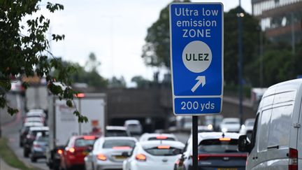 Des véhicules passent devant un panneau indiquant la zone à très faibles émissions (ULEZ) près de Hanger Lane, dans l'ouest de Londres, le 22 juillet 2023. (JUSTIN TALLIS / AFP)