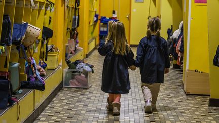 Des élèves de maternelle sont vêtues d'une blouse, dans une école de Saint-Etienne (Loire), le 12 janvier 2023. (MAURY GOLINI / MAXPPP)