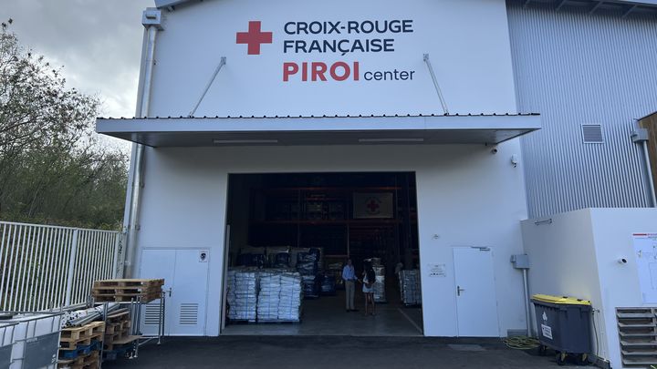 Le hangar de la plateforme d’intervention régionale océan Indien de la Croix-Rouge, à Sainte-Marie (La Réunion), le 16 décembre 2024. (ROBIN PRUDENT / FRANCEINFO)