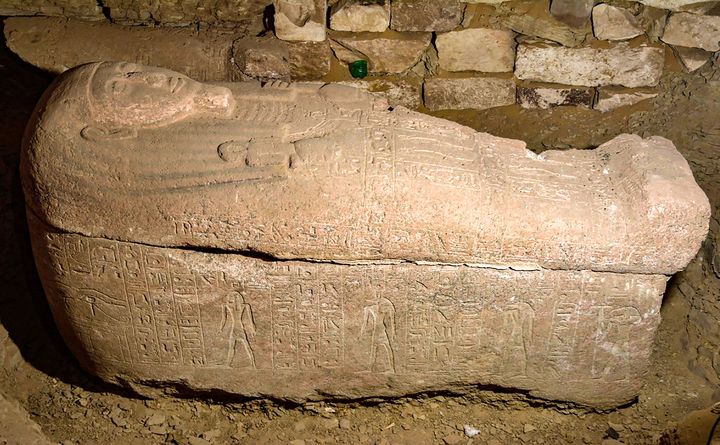 Le sarcophage en granite de Saqqarah, dans une photo dévoilée le 19 septembre 2022 (- / EGYPTIAN MINISTRY OF ANTIQUITIES / AY)