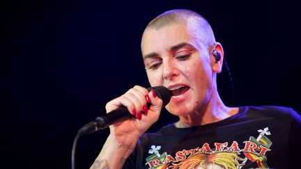 La chanteuse irlandaise Sinéad O'Connor, le 9 juillet 2014 en concert à Paris. (BRUNO AUTIN / CITIZENSIDE.COM / AFP)