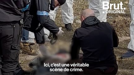 C'est une véritable scène de crime. Un grand charnier où les troupes russes ont jeté des dizaines de cadavres de victimes civiles a été découvert à Boutcha, près de Kiyv. Brut était sur place.