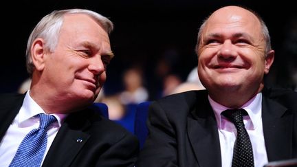 Le Premier ministre Jean-Marc Ayrault (&agrave; g.) et le chef de file des d&eacute;put&eacute;s socialistes Bruno Le Roux &agrave; Bordeaux (Gironde) le 24 septembre 2013.&nbsp; (NICOLAS TUCAT / AFP)