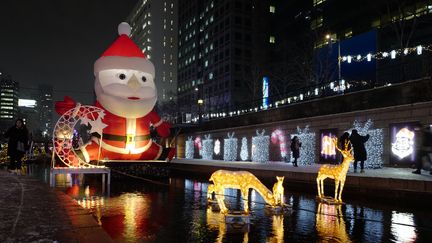 Décorations de Noël à Séoul en Corée du Sud. (JEON HEON-KYUN / EPA)