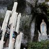 Des cierges à l'entrée de la grotte de Massabielle, à Lourdes (Hautes-Pyrénées), le 4 novembre 2016. (REGIS DUVIGNAU / REUTERS)