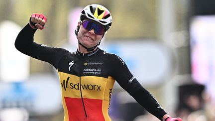 La championne de Belgique Lotte Kopecky célèbre sa victoire sur le Tour des Flandres, le 3 avril 2022 (JASPER JACOBS / BELGA / AFP)