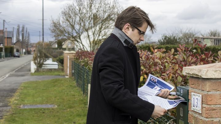 Vincent Rousseau, candidat FN pour les &eacute;lections d&eacute;partementales, d&eacute;livre ses tracts dans les bo&icirc;tes aux lettres &agrave; Flavy-le-Martel (Aisne), le 25 mars 2015. (MATHIEU DEHLINGER / FRANCETV INFO)