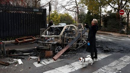 Il ne reste plus que la carcasse de ces véhicules stationnés rue de Traktir, une petite artère située à proximité de la place de l'Etoile. (BENOIT TESSIER / REUTERS)