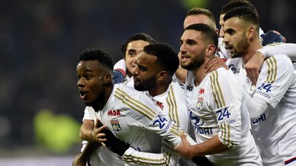 Maxwel Cornet (à gauche) félicité par ses partenaires après avoir ouvert le score contre le PSG, dimanche 28 février 2016 au Parc Olympique lyonnais. (PHILIPPE DESMAZES / AFP)