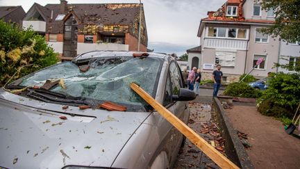 Des dégâts matériels après le passage d'une tornade à&nbsp;Paderborn, dans l'ouest de l'Allemagne, le 20 mai 2022. (LINO MIRGELER / DPA / AFP)