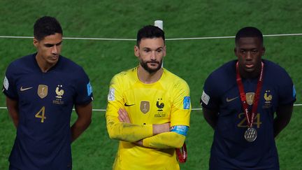 La déception de Raphaël Varane, Hugo Lloris et Ibrahima Konaté après la finale de la Coupe du monde contre l'Argentine, au stade de Lusail (Qatar), le 18 décembre 2022. (ODD ANDERSEN / AFP)