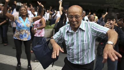 Des s&eacute;niors dansent dans la rue &agrave; l'occasion de la journ&eacute;e mondiale des parsonnes &acirc;g&eacute;es &agrave; Sao Paulo (Br&eacute;sil), le 1er octobre 2013. (NACHO DOCE / REUTERS)