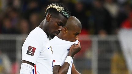 Paul Pogba et Presnel Kimpembe à l'issue du match entre la France et l'Ukraine, le 4 septembre (FRANCK FIFE / AFP)