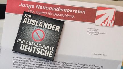 Le pr&eacute;servatif incrimin&eacute; accompagn&eacute; d'un courrier des Jeunes nationaux-d&eacute;mocrates. (SEBASTIAN BRUX @SEBIBRUX)