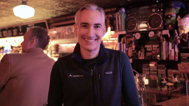 Matthew Mezger, travailleur de l'industrie des cryptomonnaies, devant le comptoir PubKey à New York, le 14 janvier 2025. (VALENTINE PASQUESOONE / FRANCEINFO)