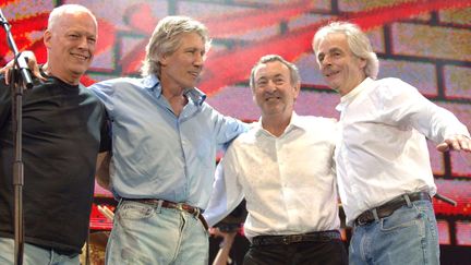 Le groupe Pink Floyd (David Gilmour, Roger Waters, Nick Mason et Rick Wright) en 2005 lors d'un concert à&nbsp;Londres. (RICHARD YOUNG / REX / SIPA)