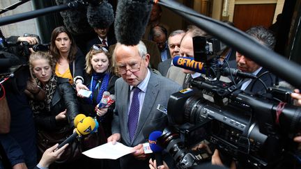 Le superviseur de la primaire UMP Antoine Rufenacht s'exprime &agrave; la sortie d'une r&eacute;union de crise, le 1er juin 2013, au si&egrave;ge de la f&eacute;d&eacute;ration parisienne de l'UMP. (THOMAS SAMSON / AFP)