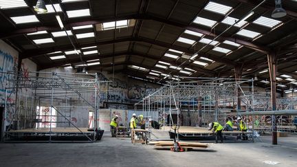 Le chantier du futur centre d'accueil de réfugiés, porte de la Chapelle, dans un ancien bâtiment de la SNCF, à Paris, le 12 septembre 2016. (NICOLAS KOVARIK / MAXPPP)