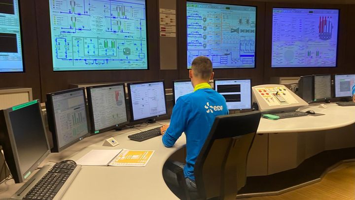 The simulator of the Flamanville EPR control room. (LAURIANE DELANOR - FRANCEINFO - RADIO FRANCE)