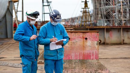 Deux travailleurs sur le site des Chantiers de l'Atlantique, le 8 octobre 2020 à Saint-Nazaire (Loire-Atlantique). (JEREMIE LUSSEAU / HANS LUCAS / AFP)