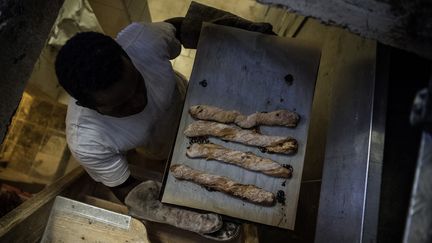 Un boulanger à Montreuil. Photo d'illustration. (CHRISTOPHE ARCHAMBAULT / AFP)