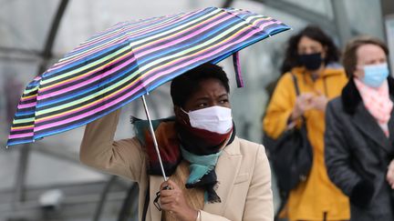 Des passants masqués à Paris, le 13 octobre 2020. (ARNAUD JOURNOIS / MAXPPP)