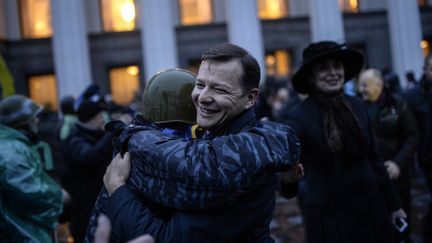 Des opposants c&eacute;l&egrave;brent le vote de la destitution du pr&eacute;sident&nbsp;Ianoukovitch et la lib&eacute;ration de l'opposante&nbsp;Ioulia Timochenko, samedi 22 f&eacute;vrier 2014. (BULENT KILIC / AFP)