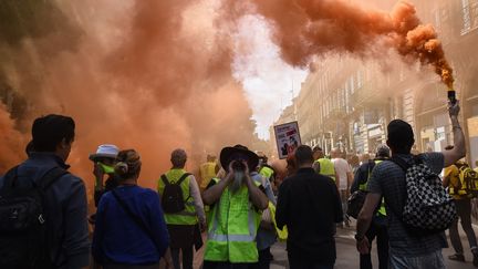 Des "gilets jaunes" manifestent à, le 20 avril 2019. (MEHDI FEDOUACH / AFP)