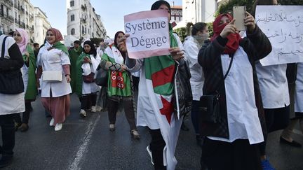 Manifestation d'enseignants et d'étudiants à Alger, le 13 mars. (RYAD KRAMDI / AFP)