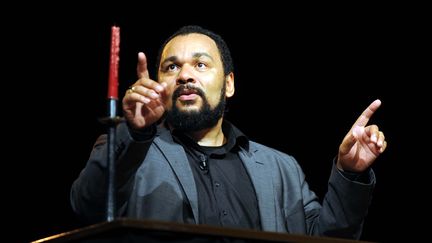 L'humoriste Dieudonn&eacute; sur sc&egrave;ne &agrave; Alger, pendant son spectacle "Mahmoud", le 21 juillet 2011. (FAROUK BATICHE / AFP)