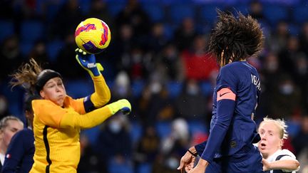 Wendie Renard marque face à la Finlande lors du Tournoi de France, le 16 février 2022 au Havre. (FRANCK FIFE / AFP)