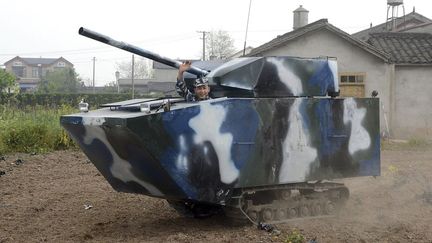 Un fermier chinois a construit son char personnel &agrave; Mianzhu (Chine), le 9 avril 2014. (REUTERS)