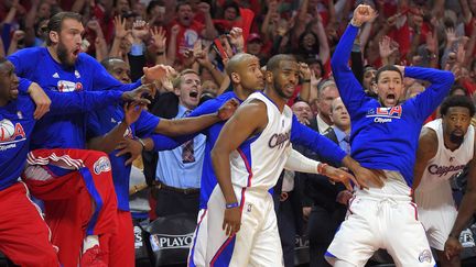 Chris Paul vient de marquer le panier de la victoire, devant le banc des Clippers qui exulte (MARK J. TERRILL/AP/SIPA / AP)