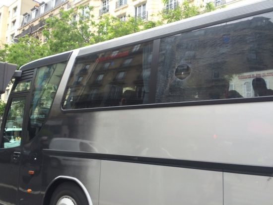 Un projectile a brisé la vitre d'un car stationné près du parc des Princes, dimanche 12 juin 2016, à Paris. (SYLVAIN LEQUESNE / FRANCE 3)