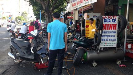 La multiplication des motocylettes implique qu'elles soient en état de rouler. Il est courant de voir des deux-roues affichant plus de 100.000 kilomètres au compteur. Les pannes sont fréquentes, mais les garagistes sont légion. Là encore, les trottoirs font office d'atelier. (Catherine Le Brech)