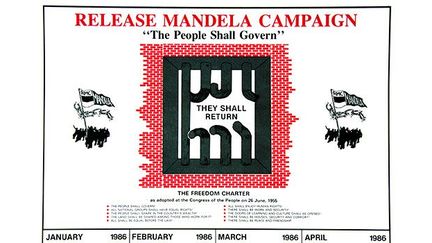 En exil en Angleterre, Oliver Tambo, président de l’ANC, lance en 1980, une campagne internationale Release Mandela, pour demander la libération de tous les prisonniers politiques sud-africains et la fin de l'apartheid.
 
Année après année, beaucoup de pays et d’organisations internationales rejoignent cette démarche. Des milliers de manifestations sont organisées dans le monde et des millions de pétitions signées.
 

 
  (REUTERS/Radu Sigheti)