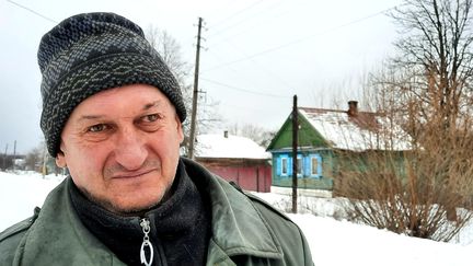 Vladimir, 60 ans, retraité vivant à Dobrianka, au nord de l'Ukraine, lundi 7 février 2022. (BENJAMIN ILLY / RADIO FRANCE)