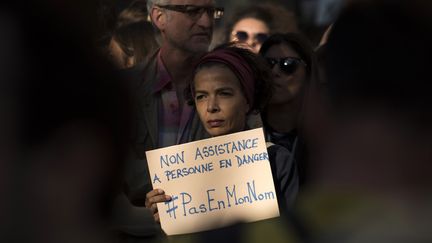 Une femme participe &agrave; un rassemblement de soutien aux migrants, le 6 septembre 2015, &agrave; Lyon (Rh&ocirc;ne). (JEAN-PHILIPPE KSIAZEK / AFP)