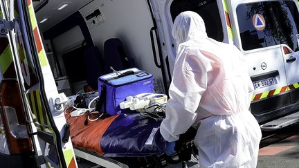 Un ambulancier emmène un malade au CHU de Rennes, le 2 avril 2020. (MATHIEU PATTIER/SIPA)