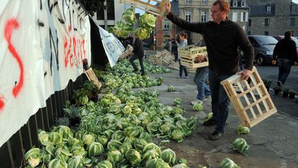 Les producteurs de choux-fleurs en col&egrave;re contre la baisse des prix et la baisse de leurs revenus &agrave; Saint-Brieuc le 24 septembre 2014. (FRED TANNEAU / AFP)